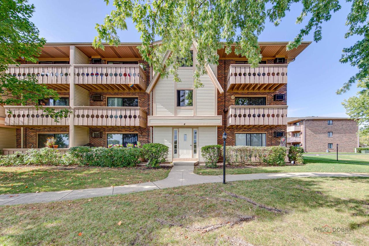 4 Parkside Ct. #12, Vernon Hills, IL 60061