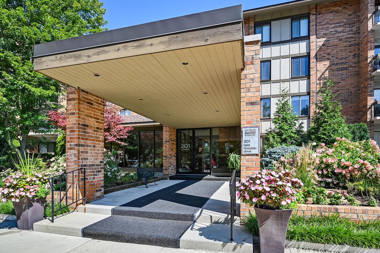 201 Lake Hinsdale Dr. #111, Willowbrook, IL 60527