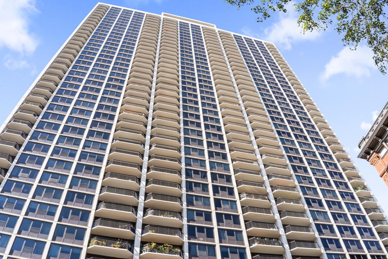 1560 N Sandburg Ter. #703J, Chicago, IL 60610