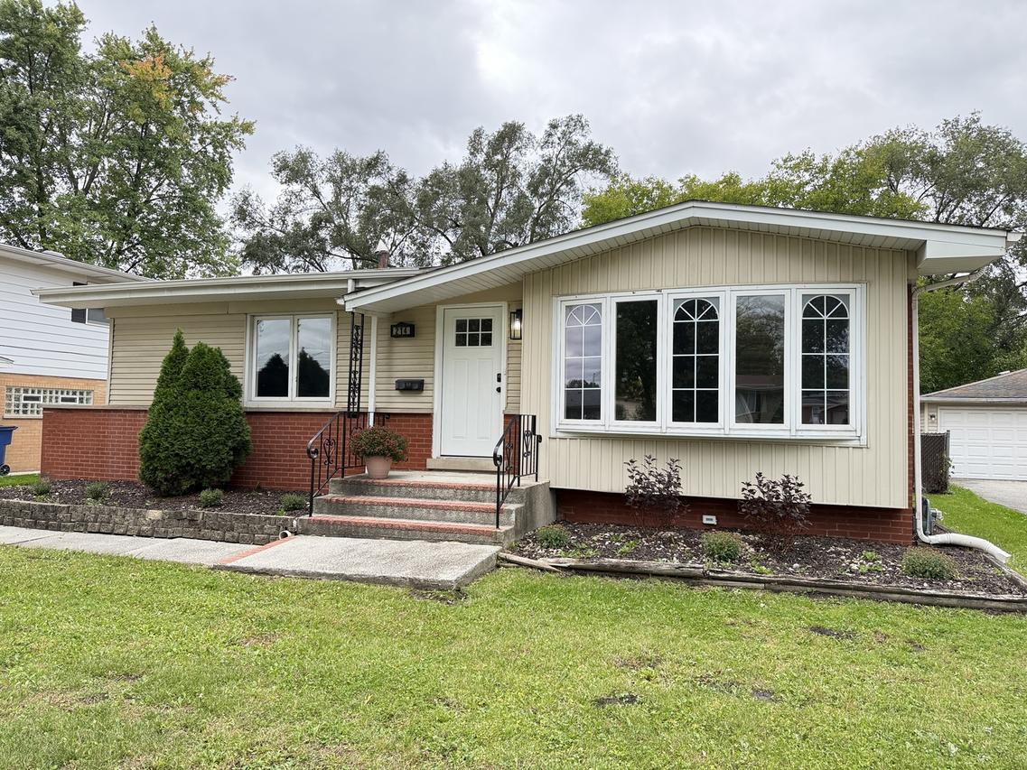 214 N Gay Ct., Glenwood, IL 60425