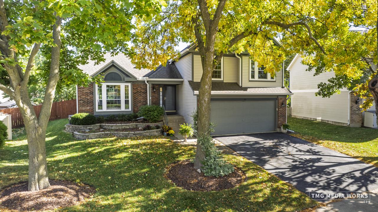 300 Churchill Ln., Aurora, IL 60504