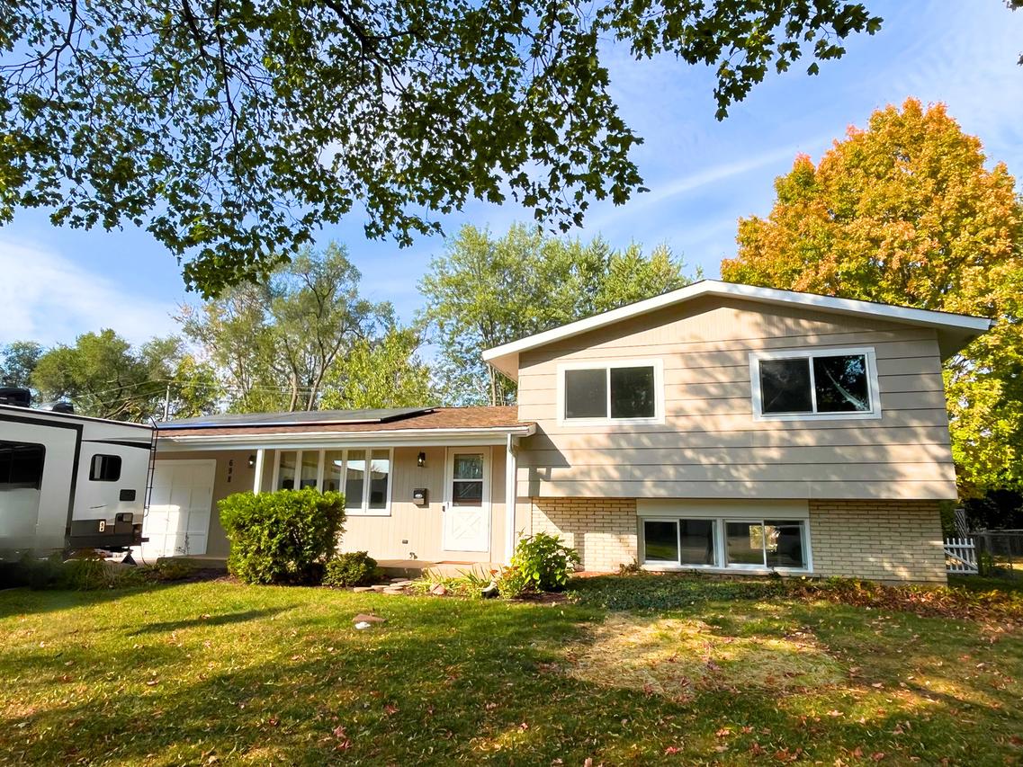698 Sussex Ln., Crystal Lake, IL 60014