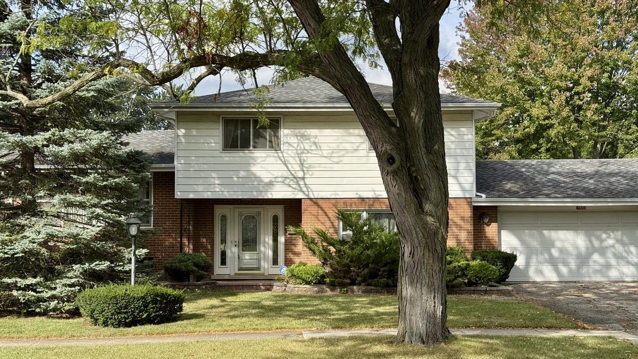 900 E Golfview Dr., Mount Prospect, IL 60056