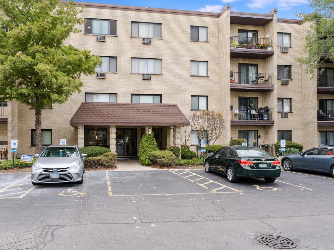 7211 Wolf Rd. #301A, Indian Head Park, IL 60525