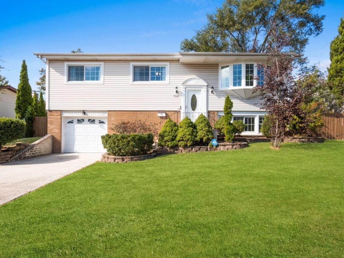 9140 Sycamore Dr., Hickory Hills, IL 60457
