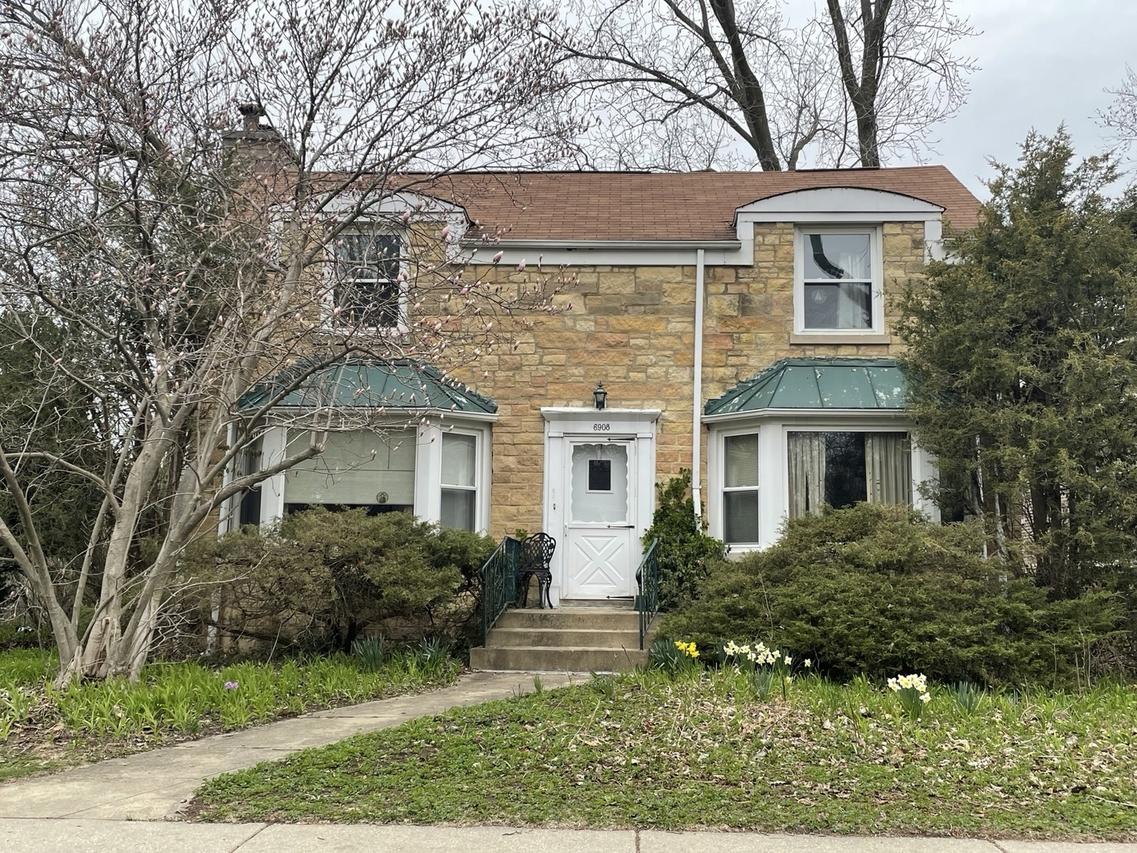6908 N Mendota Ave., Chicago, IL 60646