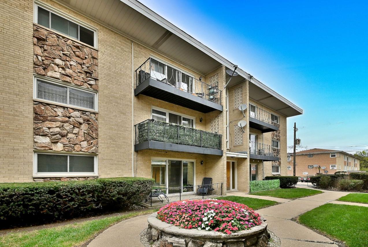 6815 N Olmsted Ave. #203, Chicago, IL 60631