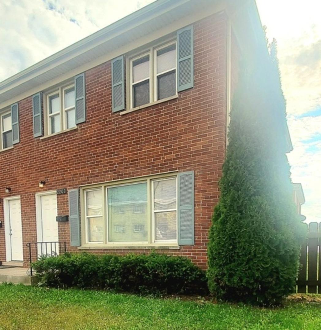 2207 Williamsburg Dr., Waukegan, IL 60085