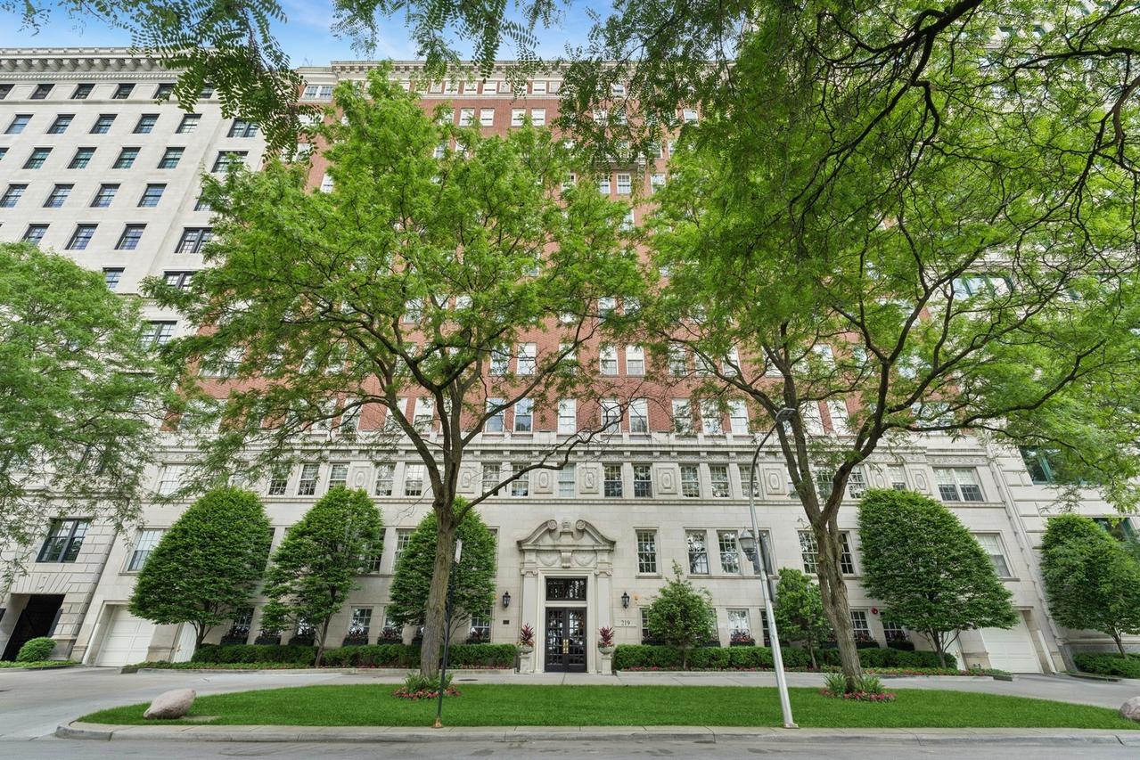 219 E Lake Shore Dr. #8C, Chicago, IL 60611