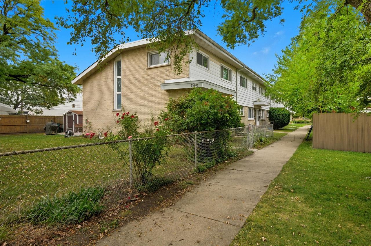 1582 Pennsylvania Ave., Des Plaines, IL 60018