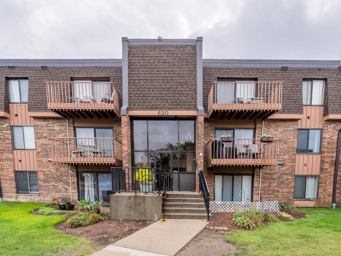 620 Tralee Ct. #3B, Schaumburg, IL 60193