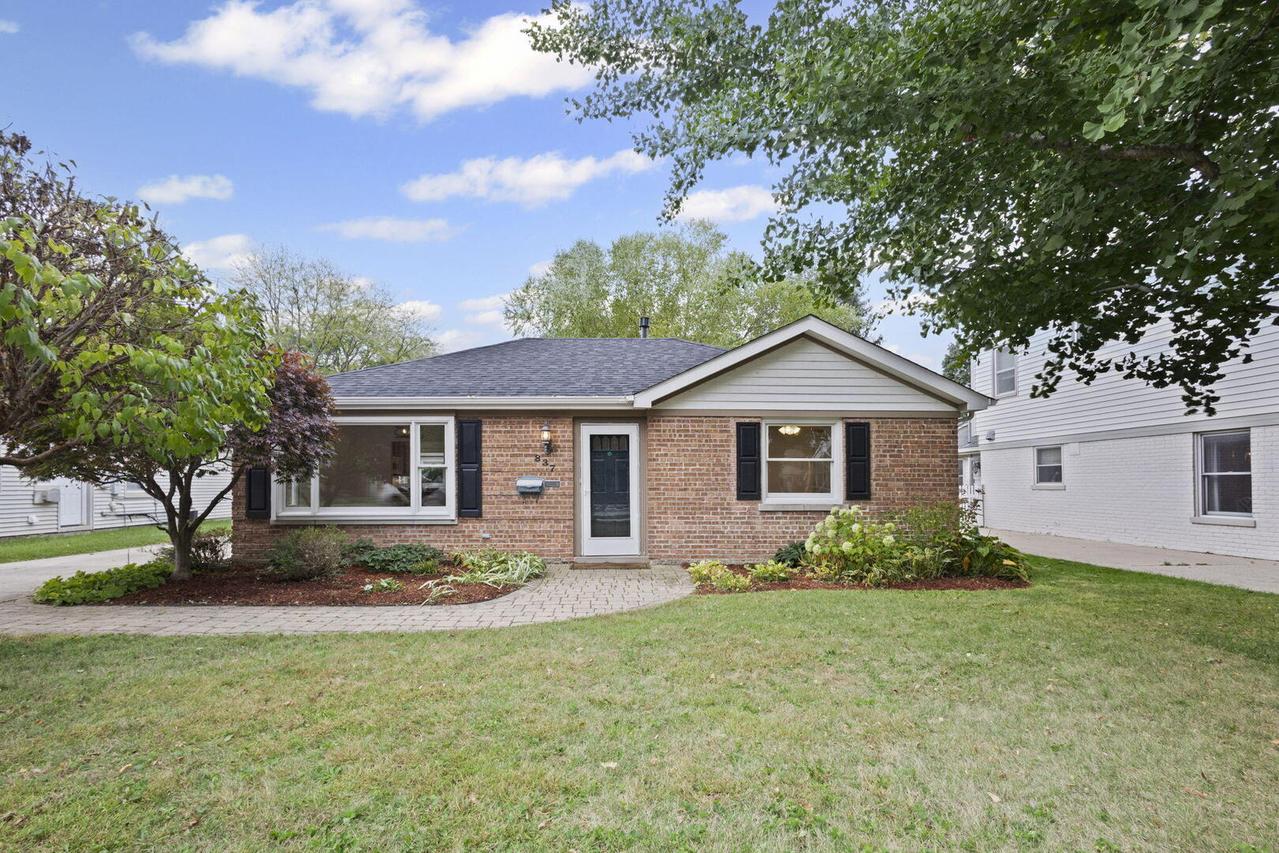 837 E Rockland Rd., Libertyville, IL 60048