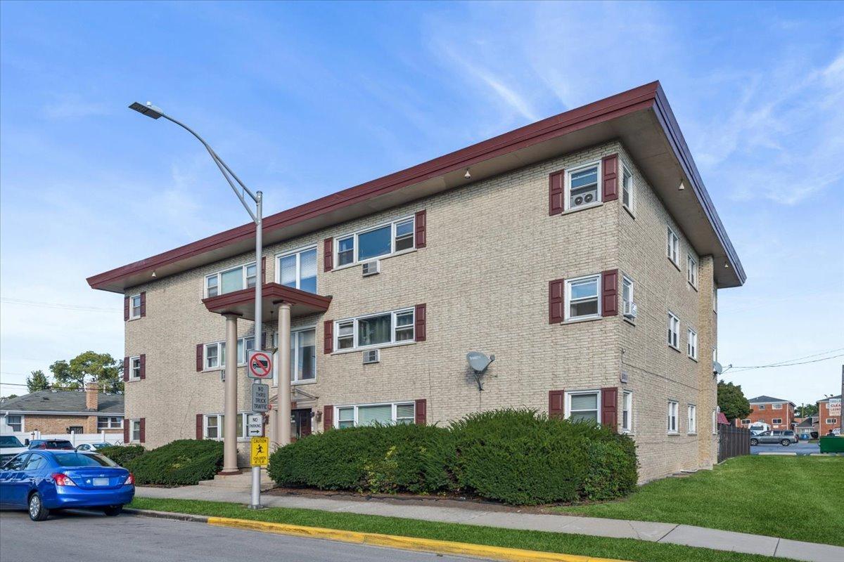 5011 Saint Charles Rd. #301, Bellwood, IL 60104