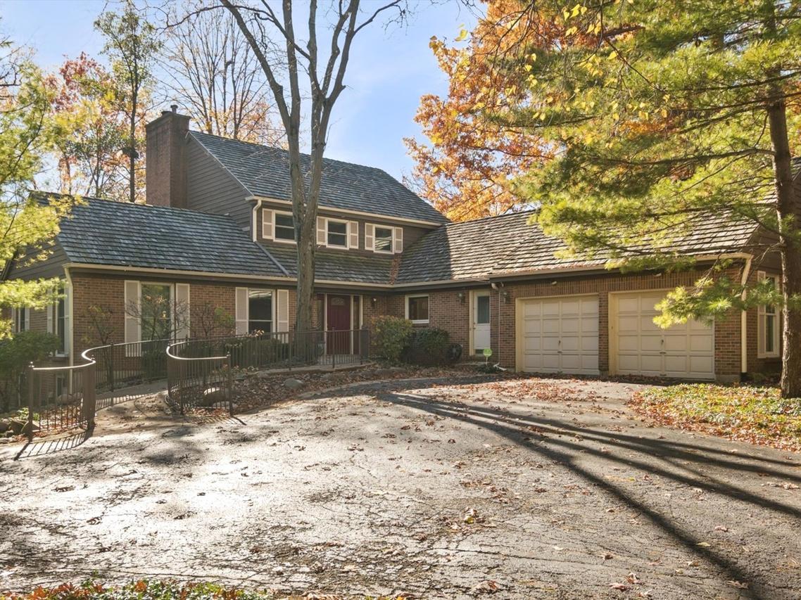 205 Bradford Ct., Lake Bluff, IL 60044