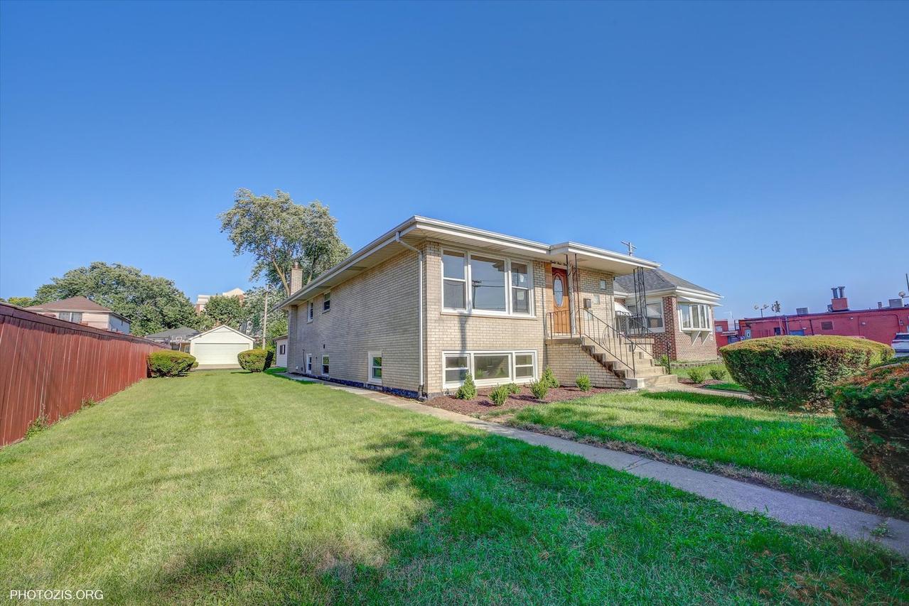 9439 S 52nd Ave., Oak Lawn, IL 60453