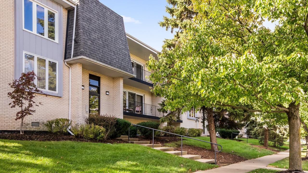 7911 W 157th St. #2W, Orland Park, IL 60462