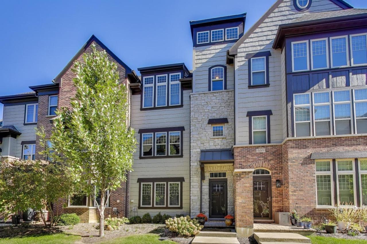 662 Parkside Ct., Libertyville, IL 60048