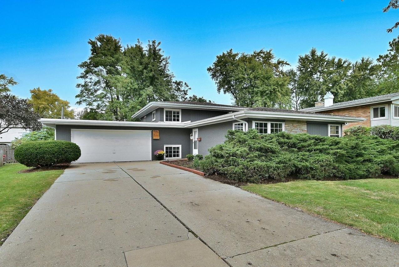 711 Cadillac Dr., Wheaton, IL 60187