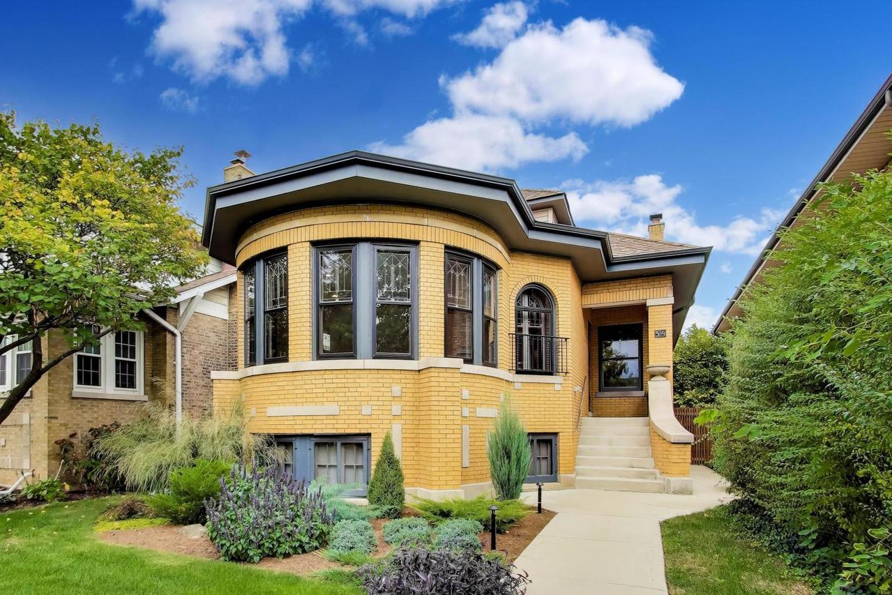 34 Le Moyne Pkwy., Oak Park, IL 60302