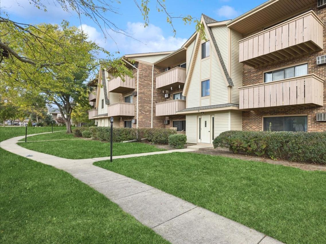 11 Echo Ct. #12, Vernon Hills, IL 60061