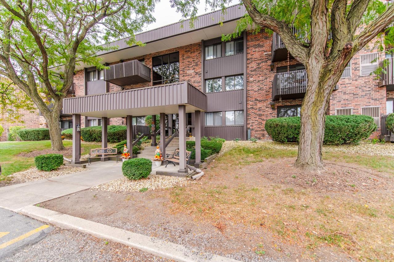 1504 Woodbridge Rd. #2E, Joliet, IL 60436