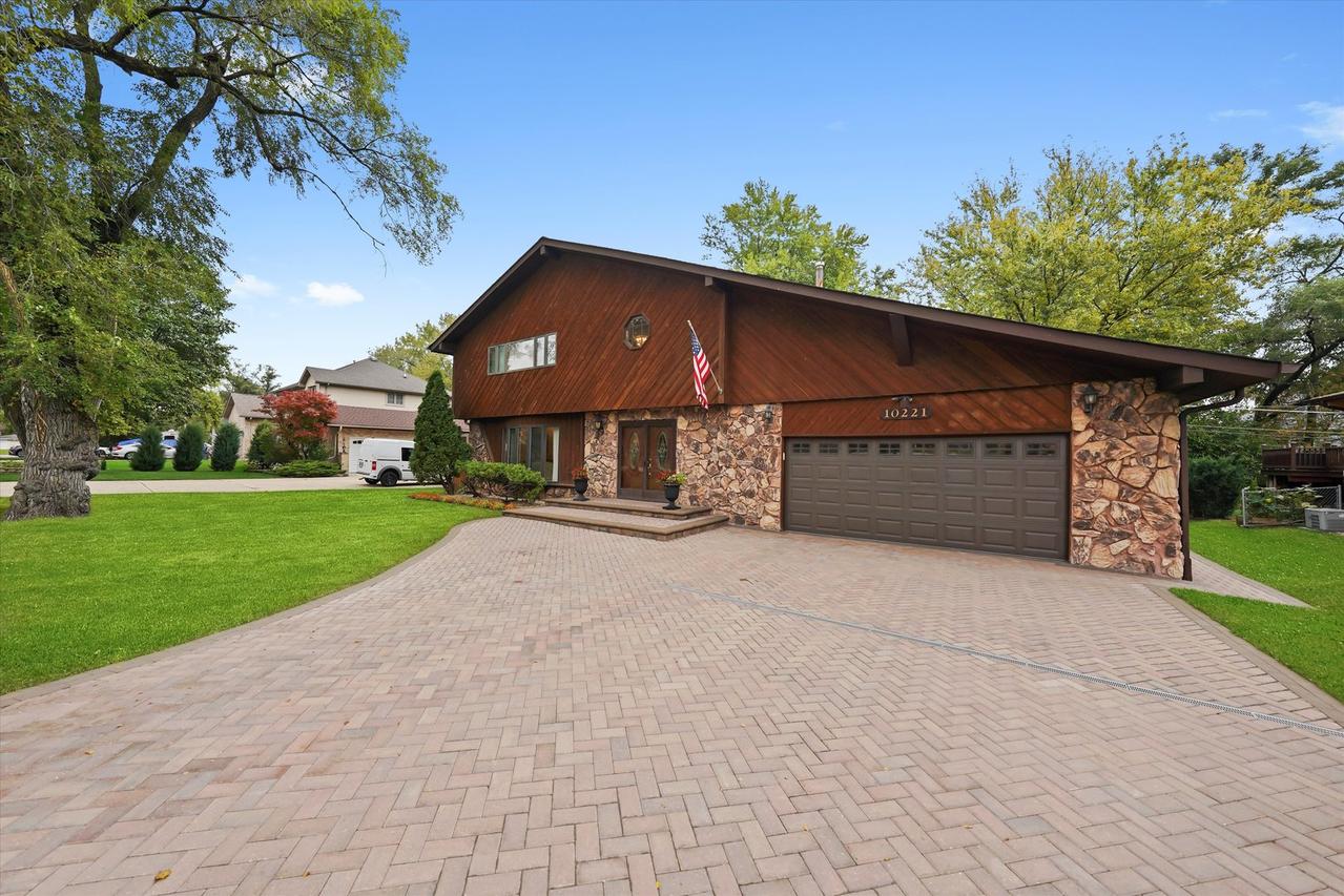 10221 S Eleanor Ave., Palos Hills, IL 60465