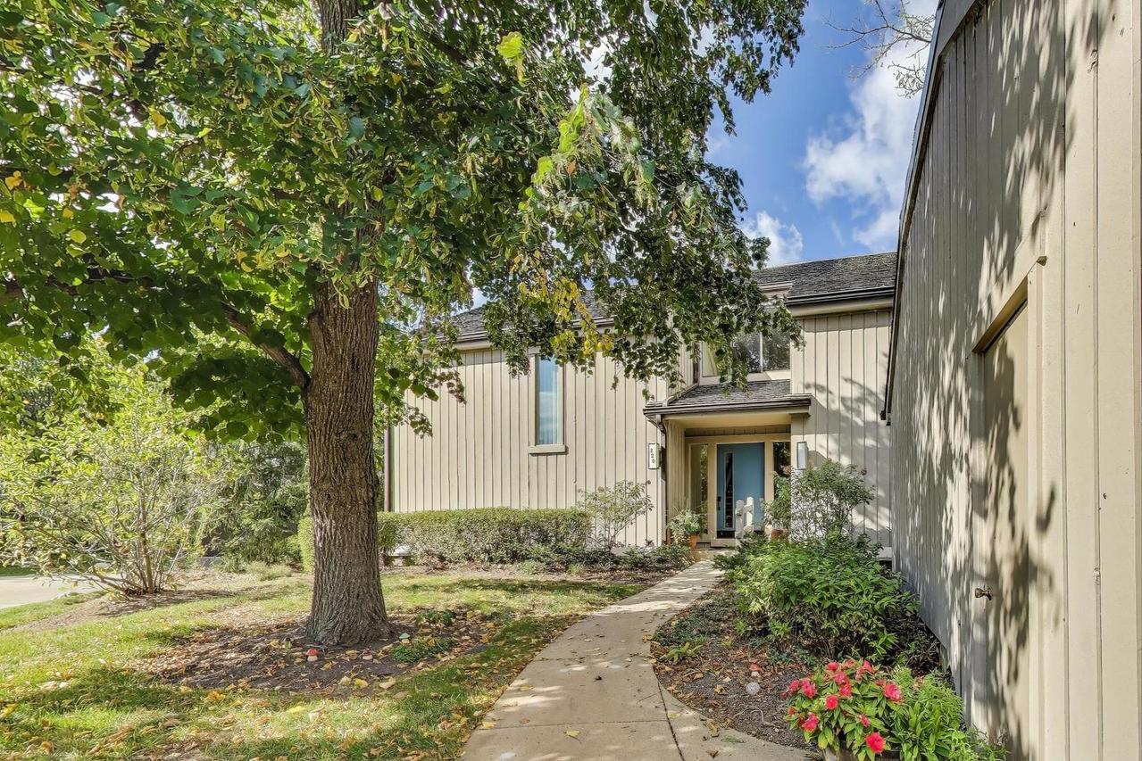220 Thornhill Ct. #D, Lake Barrington, IL 60010