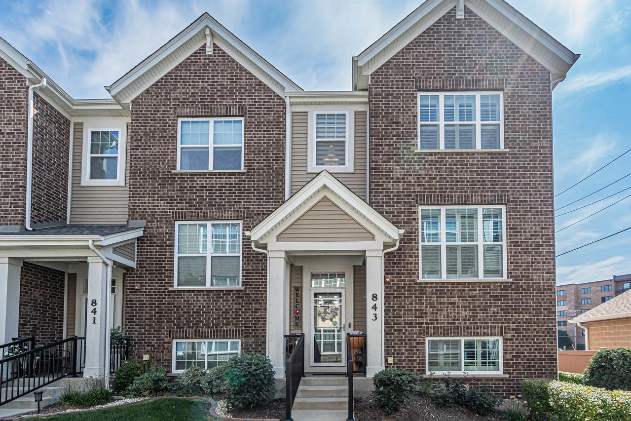 843 Lexington Cir., Des Plaines, IL 60016