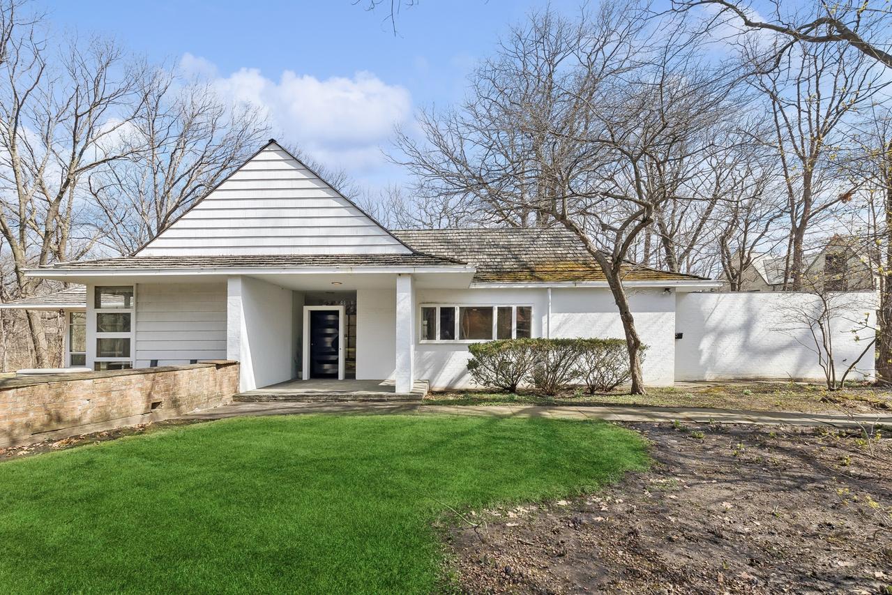 155 S Deere Park Dr., Highland Park, IL 60035