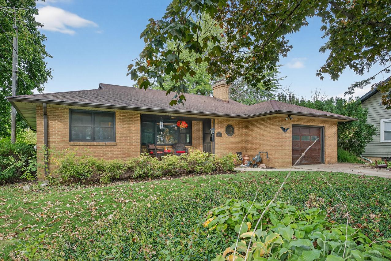 208 W Greenwood Ave., Woodstock, IL 60098