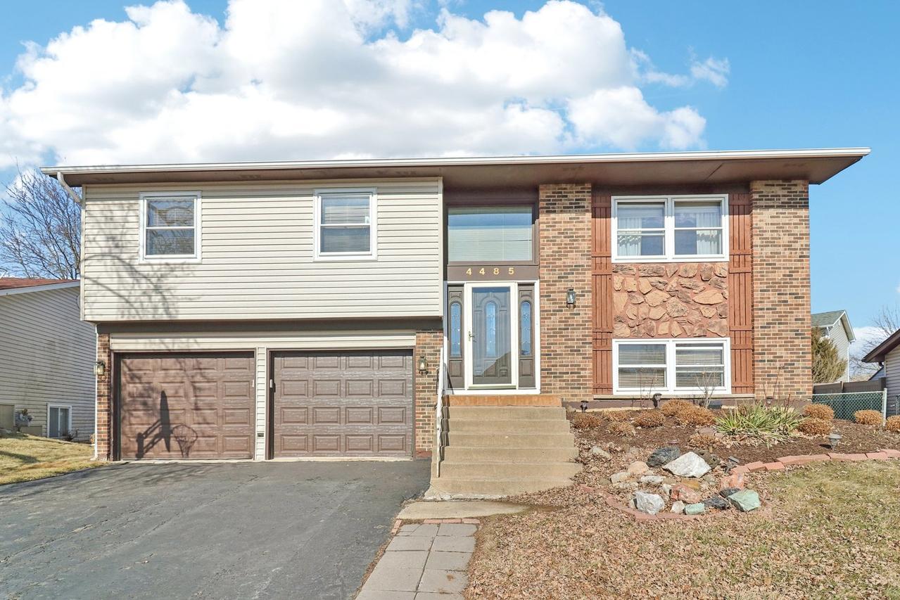 4485 Bayside Cir., Hoffman Estates, IL 60192