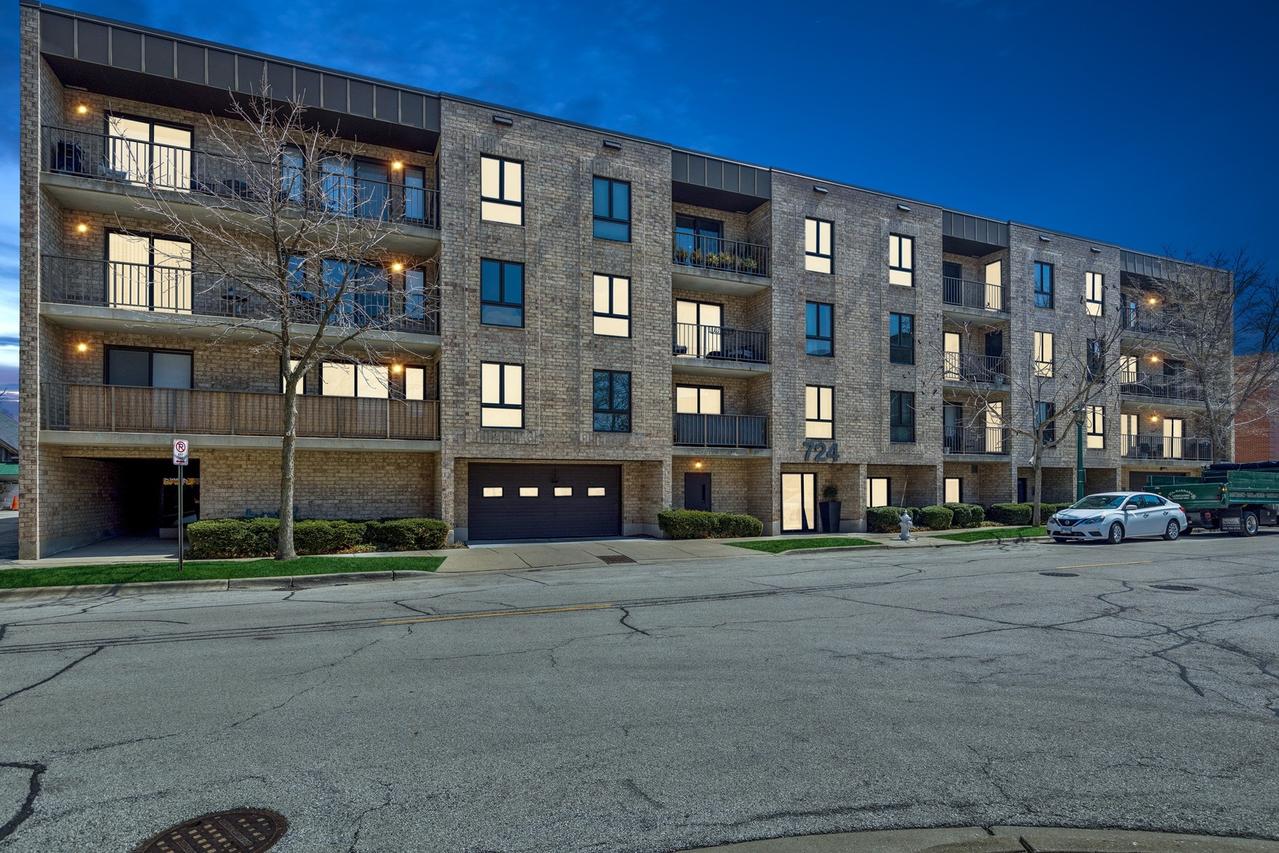 724 12th St. #105, Wilmette, IL 60091