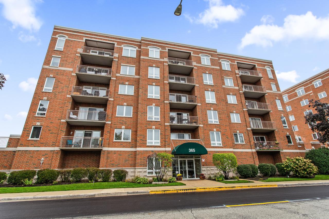 365 Graceland Ave. #205A, Des Plaines, IL 60016