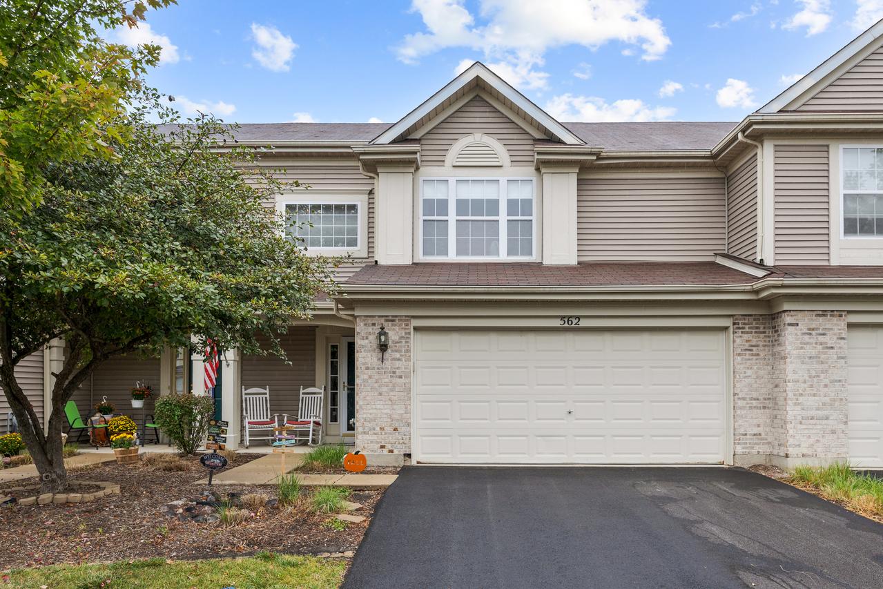 562 Lancaster Dr., Pingree Grove, IL 60140