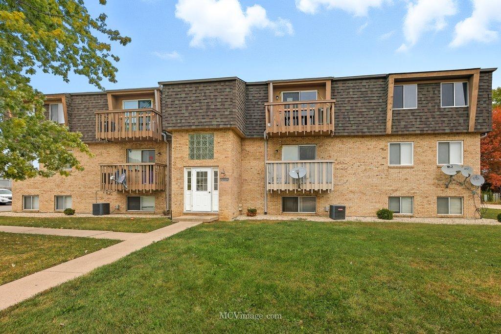 2390 Bicentennial Ave. #8, Crest Hill, IL 60403