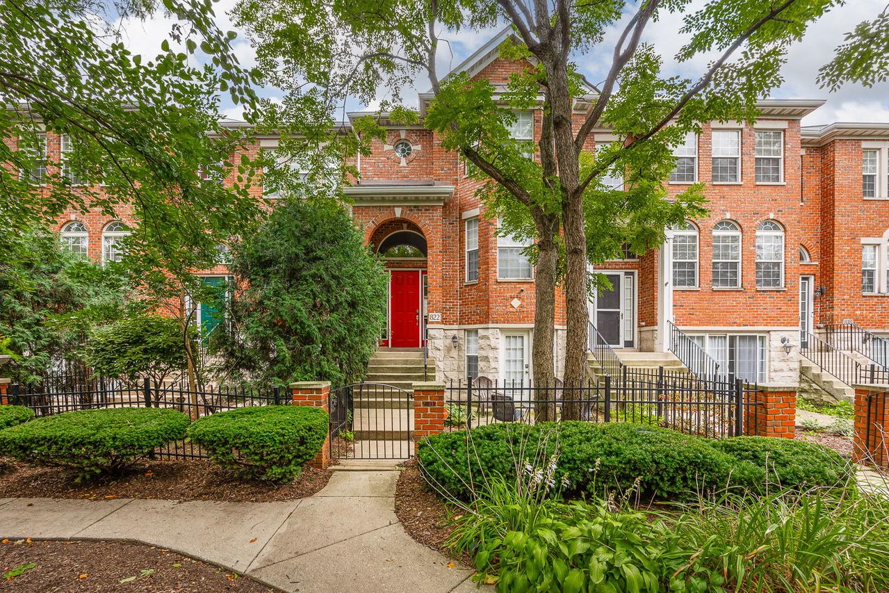 822 Shandrew Dr., Naperville, IL 60540