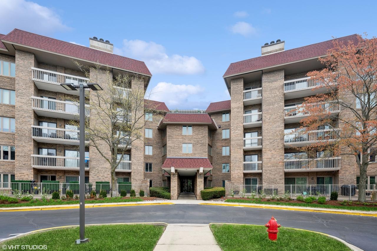 1250 Rudolph Rd. #2B, Northbrook, IL 60062