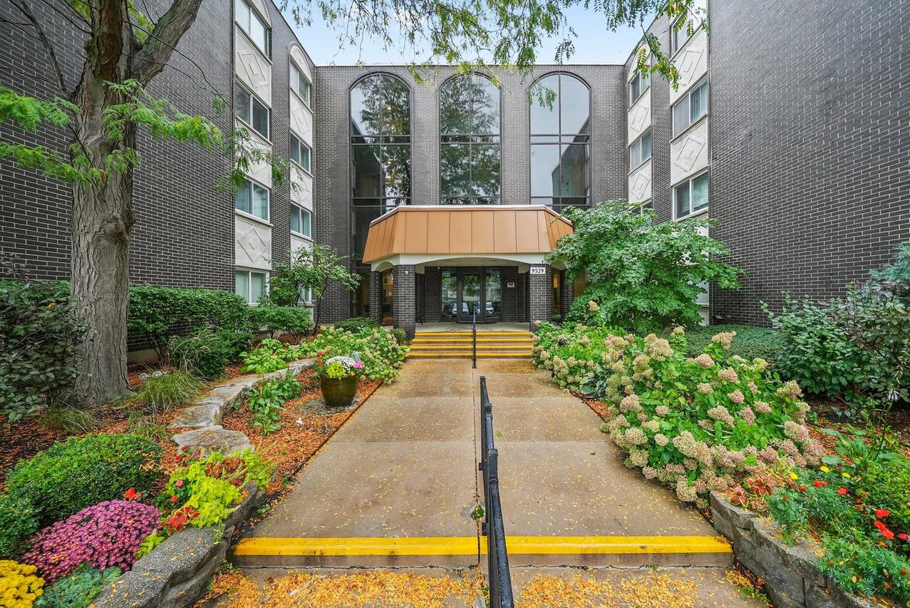 9529 Bronx Pl. #314, Skokie, IL 60077