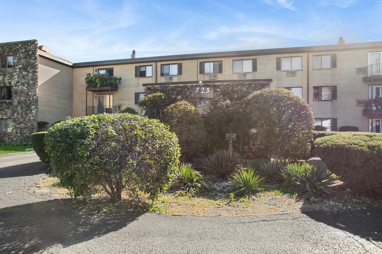 725 W Dempster St. #101, Des Plaines, IL 60016