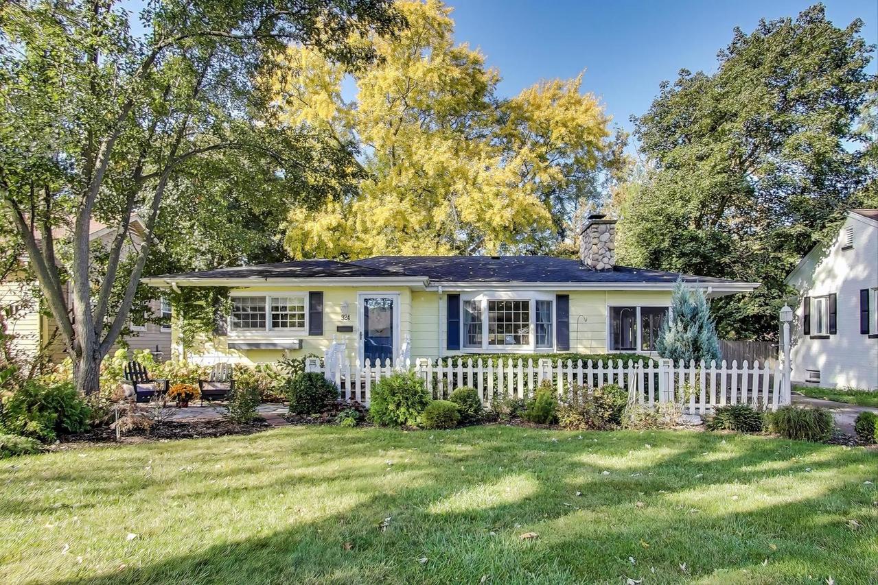 924 Lyford Ln., Wheaton, IL 60189