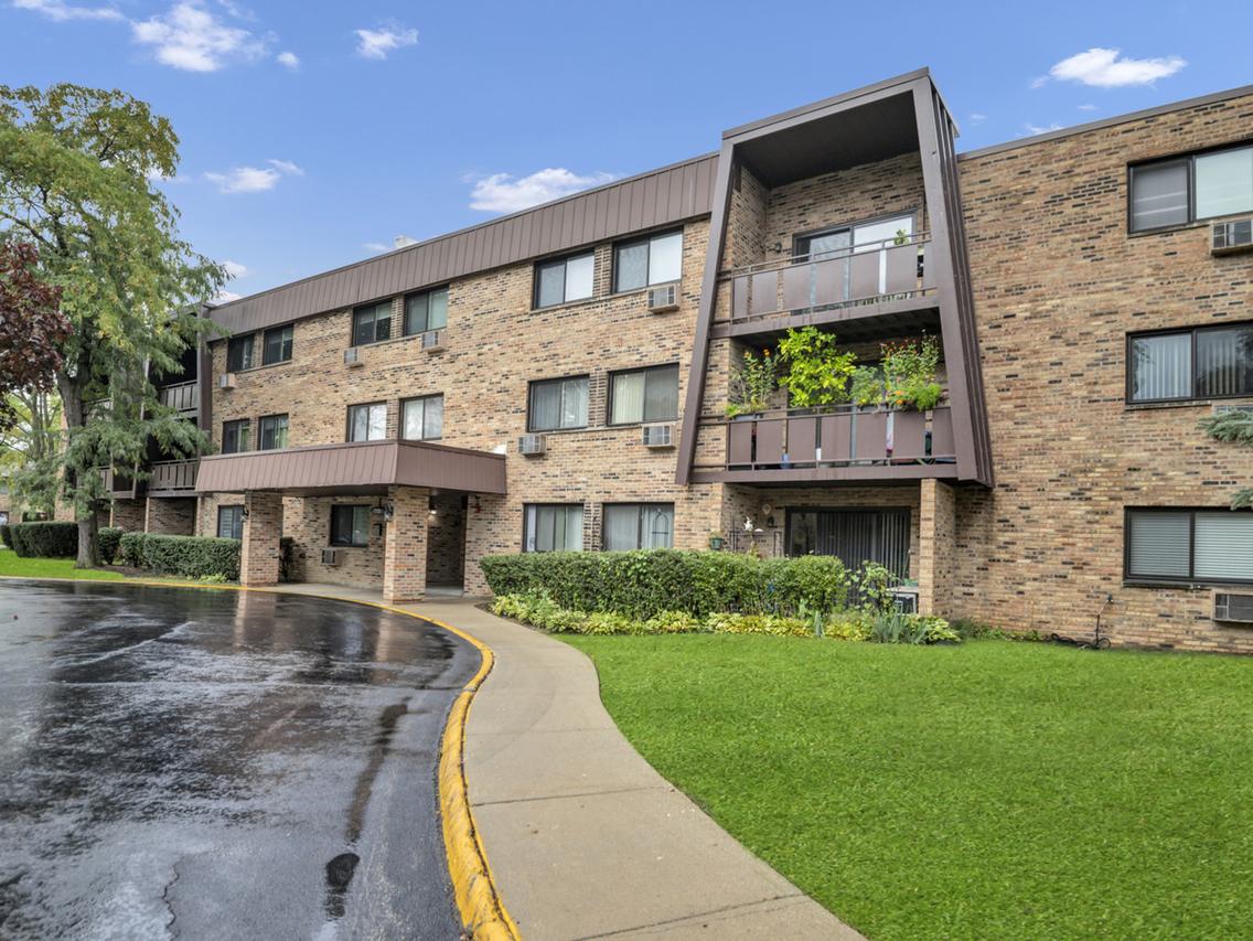 2604 N Windsor Dr. #206, Arlington Heights, IL 60004