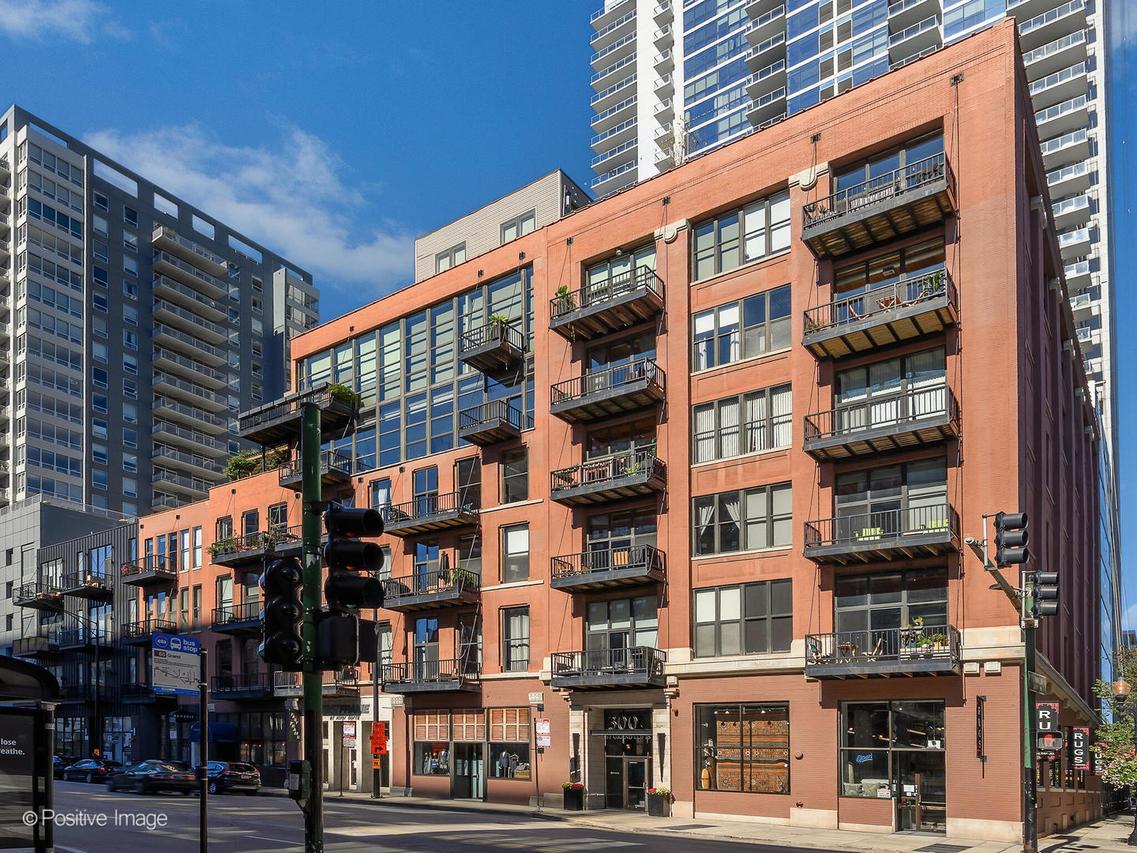 300 W Grand Ave. #208, Chicago, IL 60654