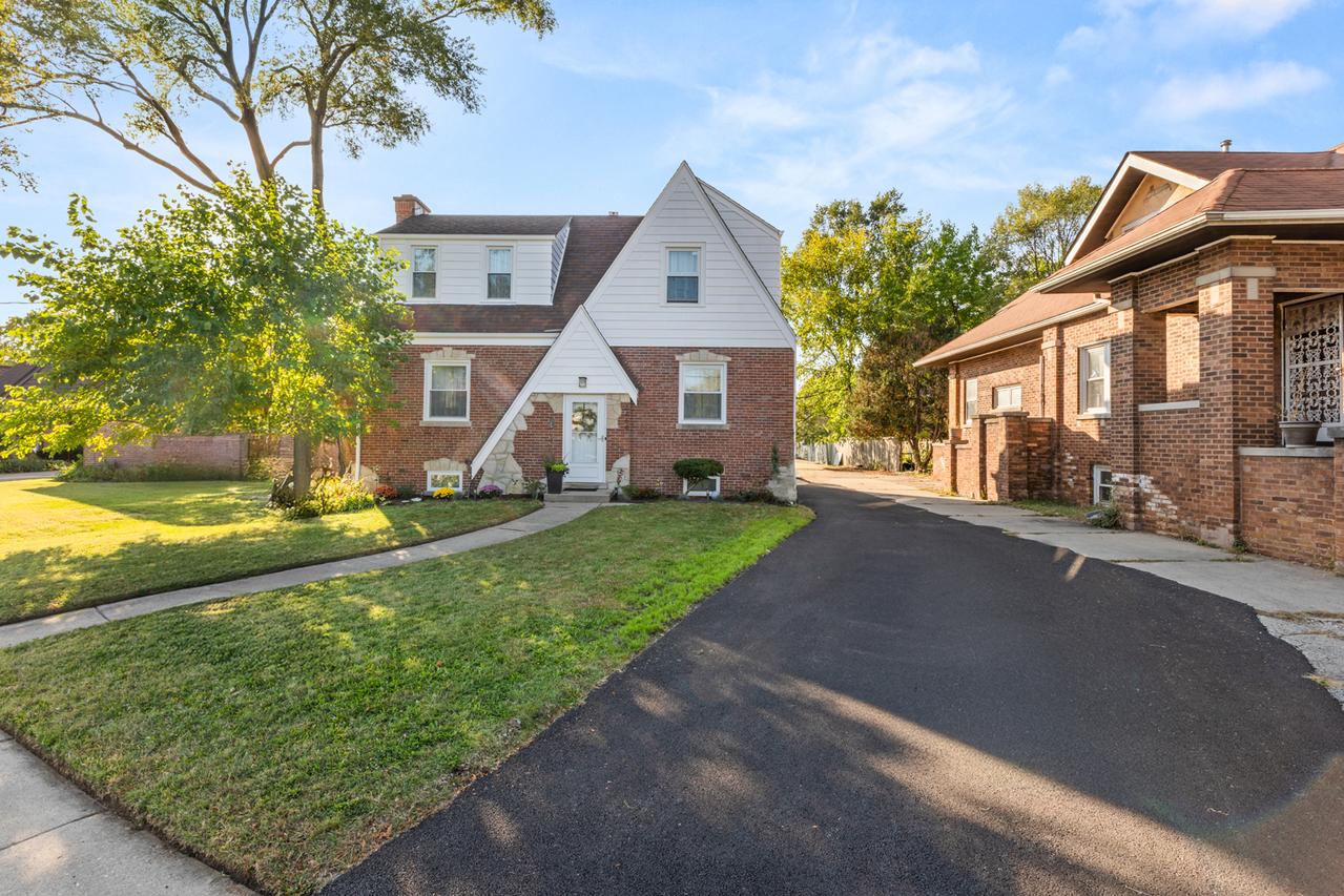 8464 Gross Point Rd., Skokie, IL 60077