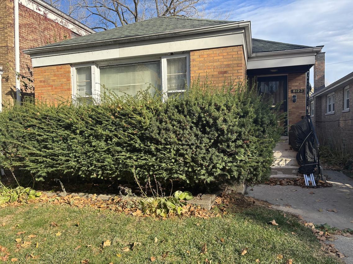 8123 S Kingston Ave., Chicago, IL 60617