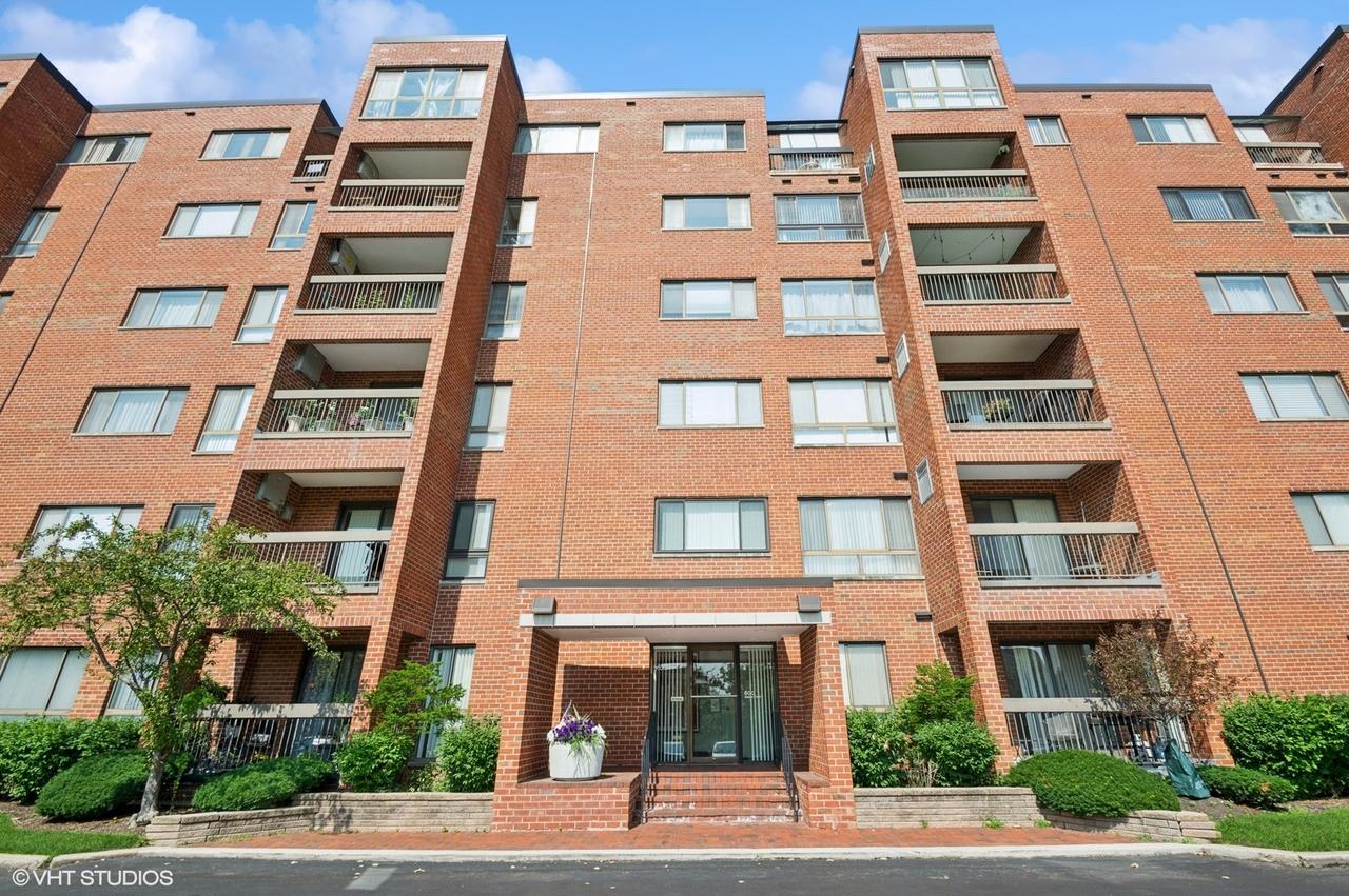 600 Naples Ct. #107, Glenview, IL 60025