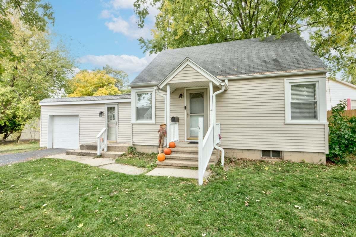 135 Oak Dr., Dekalb, IL 60115