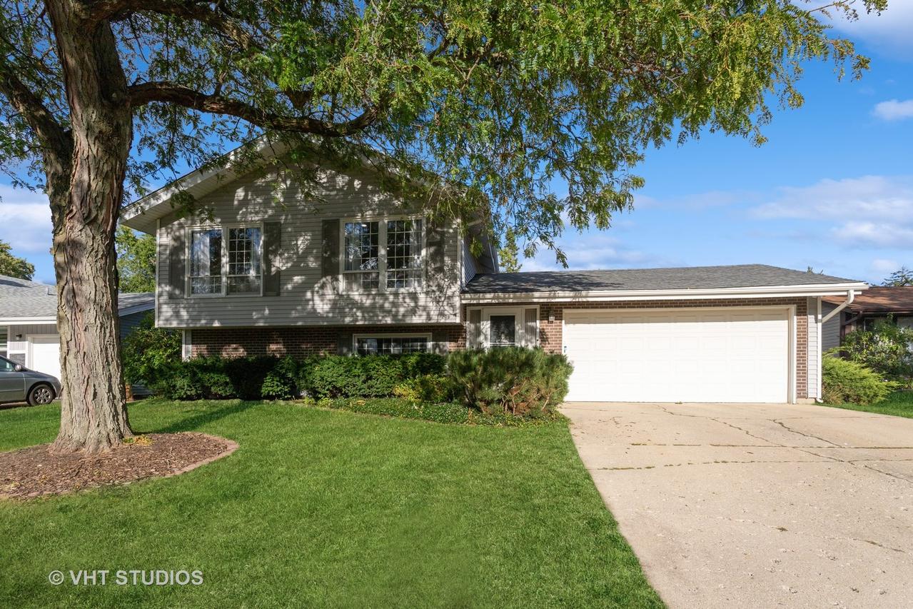 208 Flagstaff Dr., Bolingbrook, IL 60440