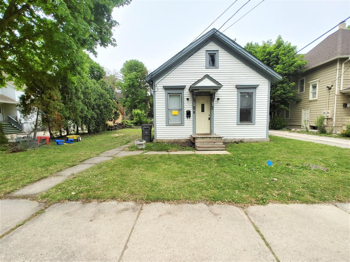 8 Walker Pl., Elgin, IL 60120