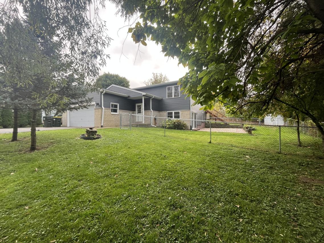 135 Lotus Dr., Lakemoor, IL 60051