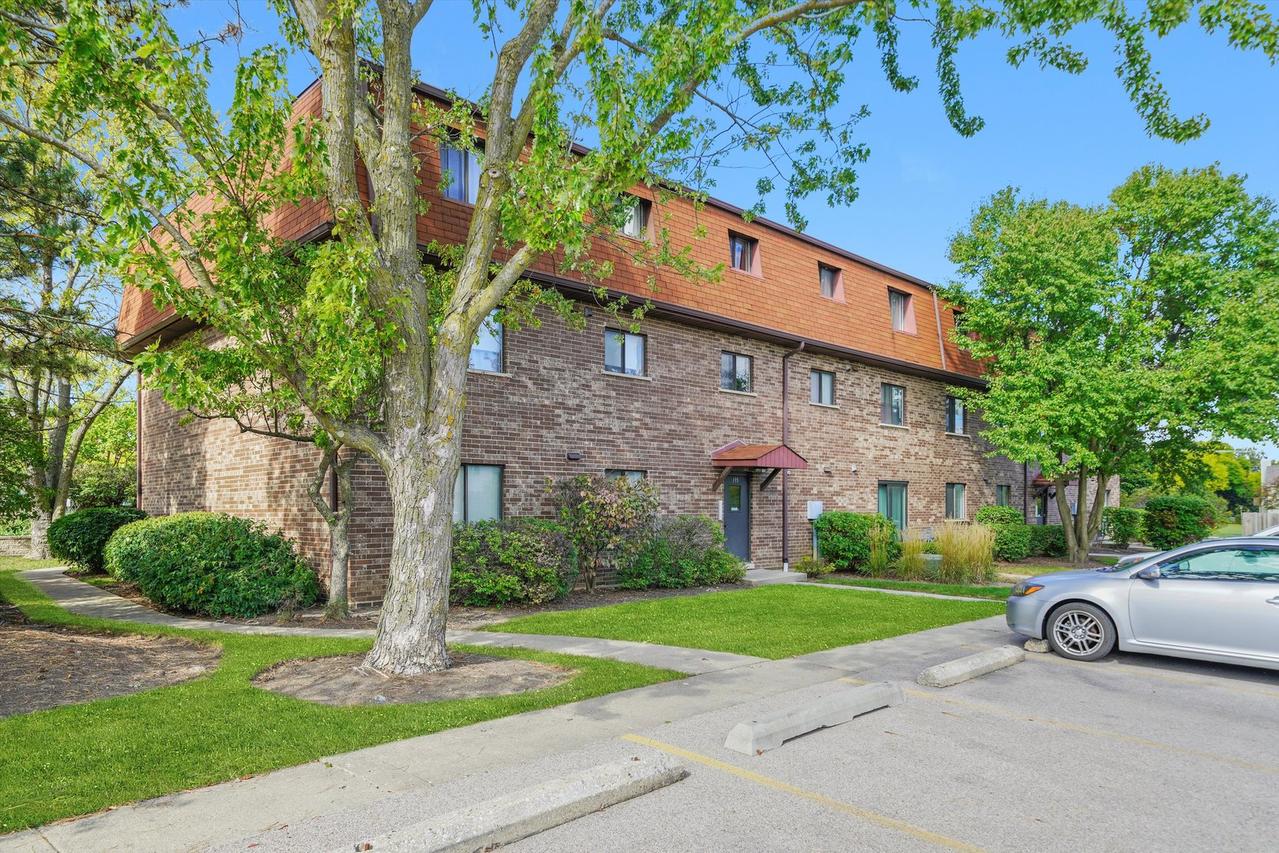 195 W Brandon Ct. #A33, Palatine, IL 60067